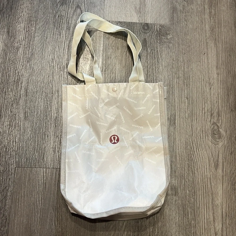 Lululemon Wunder Under Crop (Hi-Rise), size 6 (with bonus tote bag)